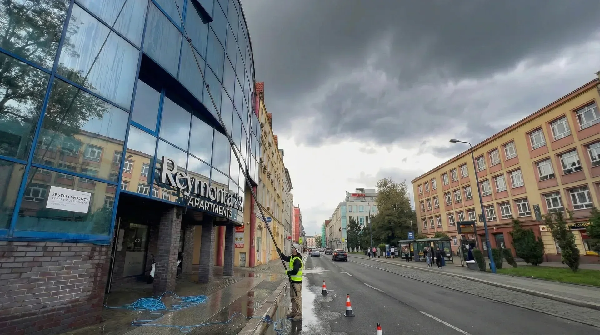 Mycie okien na wysokości kijami karbonowymi – CrystalShine Śląsk